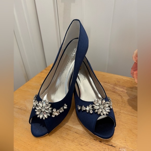Women’s Fashion Shoes Size 9 Royal  Blue With Rhinestones - Picture 1 of 8